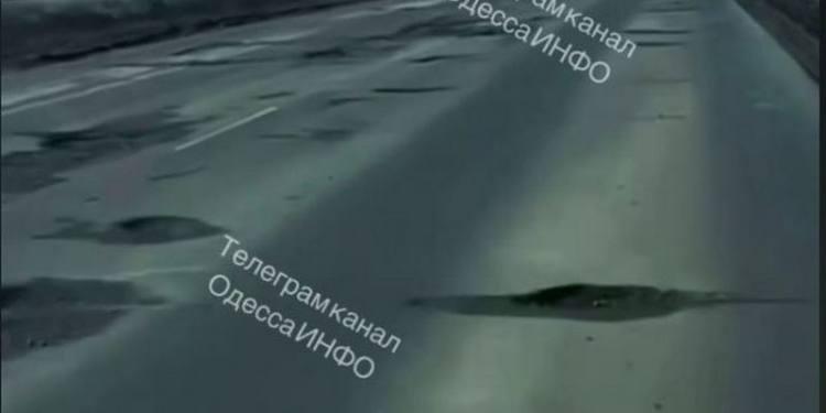 Дорога Миколаїв-Одеса розбита так, як вже давно не було (ВІДЕО)