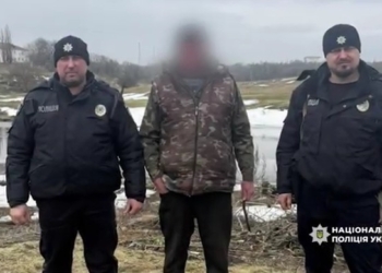 На Миколаївщині поліцейські врятували чоловіка, який провалився під кригу, намагаючись перейти річку (ВІДЕО)