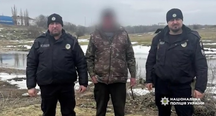 На Миколаївщині поліцейські врятували чоловіка, який провалився під кригу, намагаючись перейти річку (ВІДЕО)