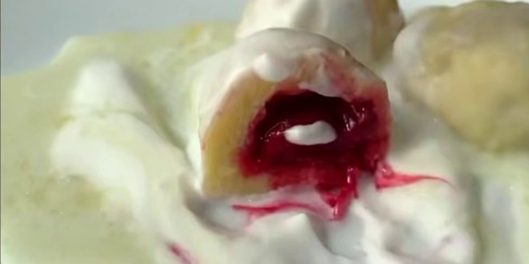 Зробіть собі літо – ліниві вареники з вишнями на раз-два (ВІДЕО)