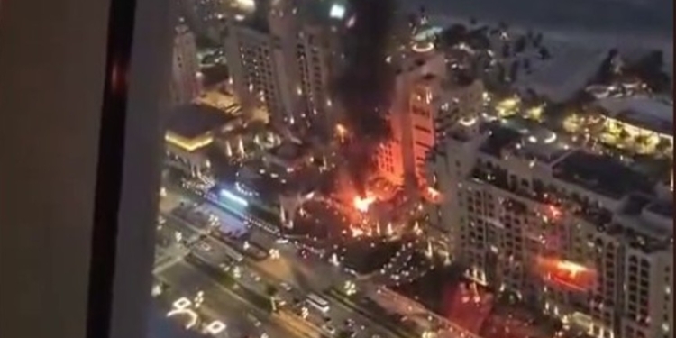 Знову вибухи в Дубаї – ракета впала на Пальма Джумейра, горить готель (ВІДЕО)