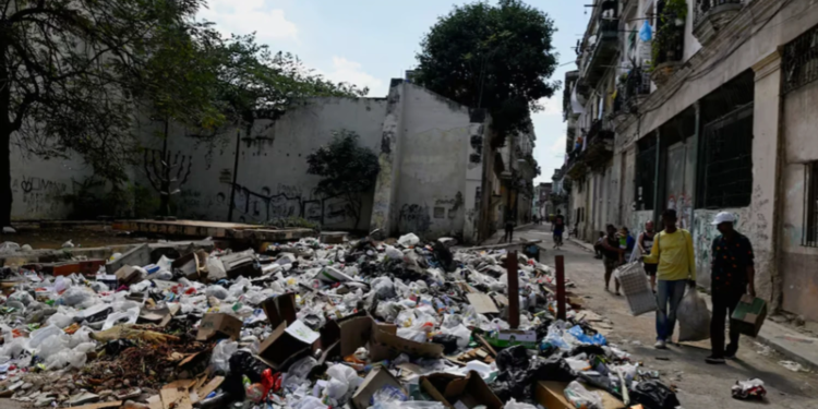 Гавана опинилася на межі екологічної катастрофи через критичне накопичення сміття та дефіцит спецтехніки (ФОТО)