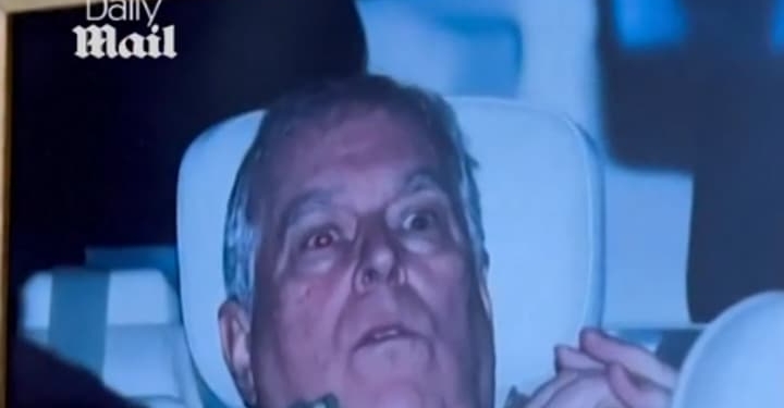 Сумнозвісне фото колишнього принца Ендрю після арешту вивісили в Луврі