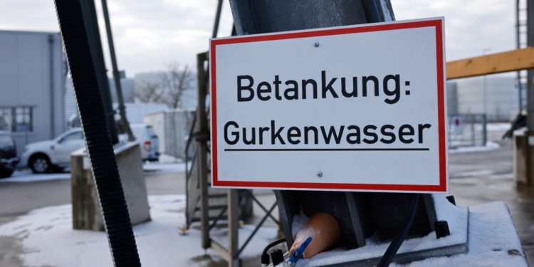 Спробували все від ожеледиці? Вчіться у німців – беріть огірковий розсіл (ФОТО)