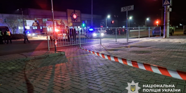 Підозрюють теракт. У Миколаєві – вибух на непрацюючій АЗС, постраждали 7 патрульних поліцейських (ФОТО)