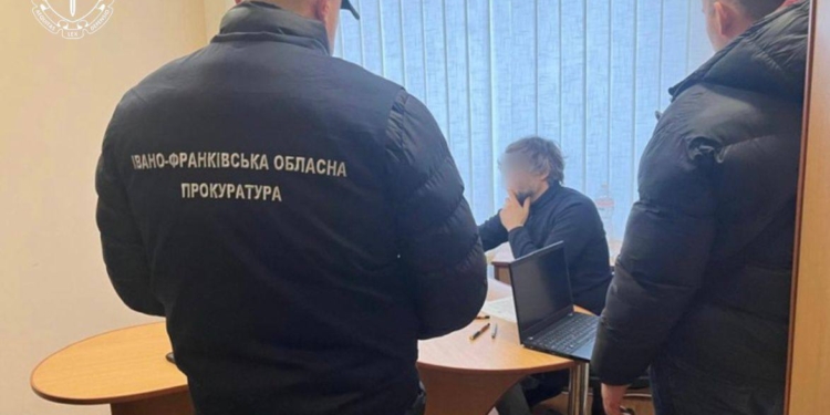 На Прикарпатті посадовці Укрзалізниці та ДСНС торгували «бронею» за $5 тис (ФОТО)