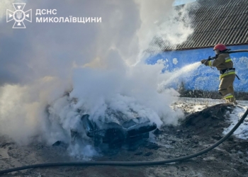 На Миколаївщині гасили пожежі від уламків дронів та на транспорті (ФОТО)