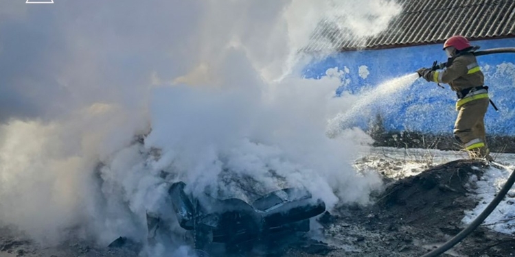 На Миколаївщині гасили пожежі від уламків дронів та на транспорті (ФОТО)
