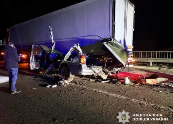 У нічній ДТП під Миколаєвом загинули 3, ще 1 в лікарні – Hyundai влетів під вантажівку (ФОТО)