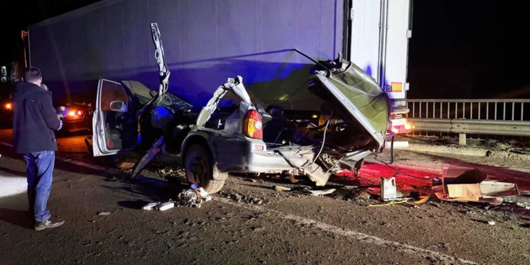 У нічній ДТП під Миколаєвом загинули 3, ще 1 в лікарні – Hyundai влетів під вантажівку (ФОТО)