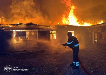 Росіяни масовано обстріляли Херсон з РСЗВ – постраждали 6 цивільних мешканців (ФОТО)