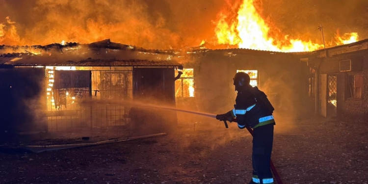Росіяни масовано обстріляли Херсон з РСЗВ – постраждали 6 цивільних мешканців (ФОТО)