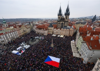 У Празі десятки тисяч чехів вийшли на вулиці, щоб підтримати президента Павела (ФОТО)