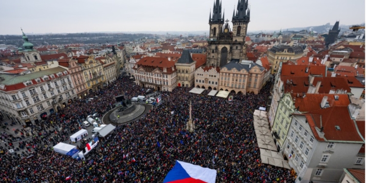 У Празі десятки тисяч чехів вийшли на вулиці, щоб підтримати президента Павела (ФОТО)