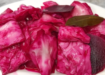 Зробіть, не пошкодуєте – хрумка маринована капуста з часником і буряком “Пелюстка” (ФОТО)