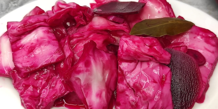 Зробіть, не пошкодуєте – хрумка маринована капуста з часником і буряком “Пелюстка” (ФОТО)