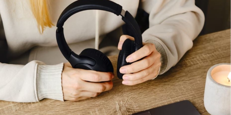 У всіх навушниках, навіть дорогих, виявили небезпечні сполуки – на жінок і чоловіків діють по-різному