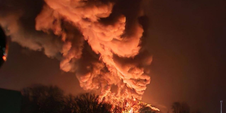 Після атаки дронів горить нафтобаза на Псковщині – антидронова сітка не допомогла (ВІДЕО)