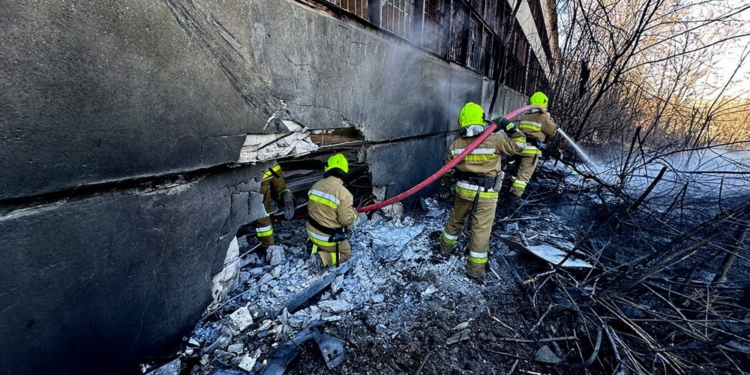 Сьогодні внаслідок атаки шахедів на Миколаїв виникла пожежа, яку гасили 6 спецмашин і 21 рятувальник