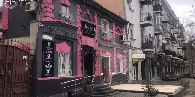 У Миколаєві в історичному центрі міста знесли незаконну споруду