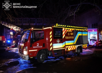 На Миколаївщині гасили пожежу після дронової атаки на транспортний об’єкт