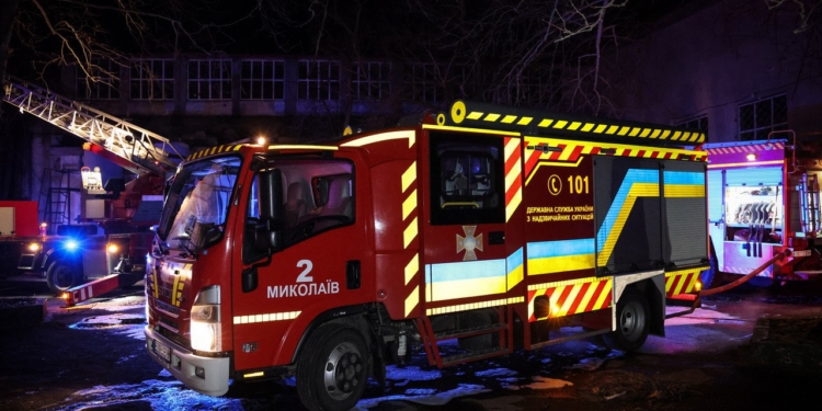 На Миколаївщині гасили пожежу після дронової атаки на транспортний об’єкт