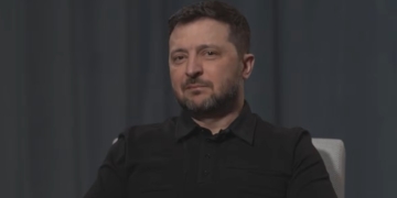 Зеленський заявив, що не буде звільняти Залужного