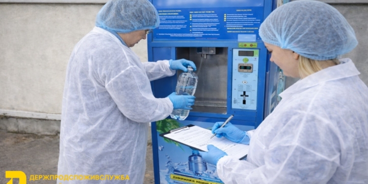 Перевірки якості води у пунктах розливу в Миколаєві – з 28 відібраних проб дві були з відхиленням від норми