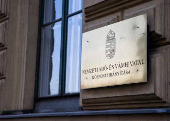 Угорське ЗМІ пише, що сімох захоплених українських інкасаторів вже вислали з Угорщини. Доля золота та валюти невідома