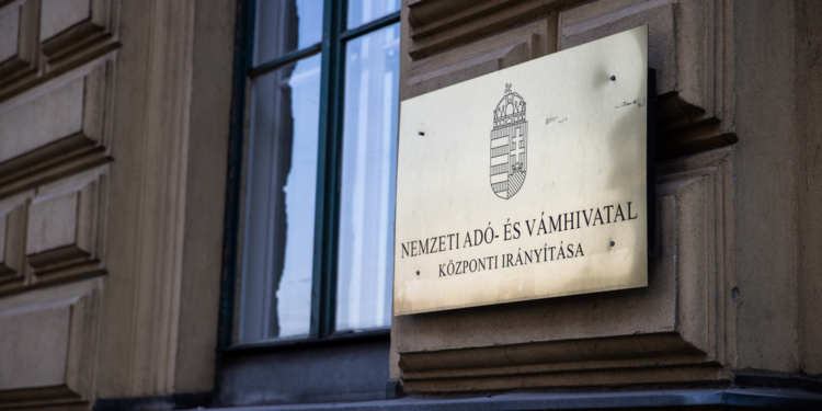 Угорське ЗМІ пише, що сімох захоплених українських інкасаторів вже вислали з Угорщини. Доля золота та валюти невідома