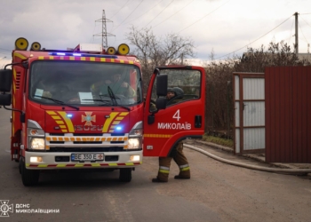 У Миколаєві рятувальники загасили пожежу після дронової атаки (ФОТО, ВІДЕО)