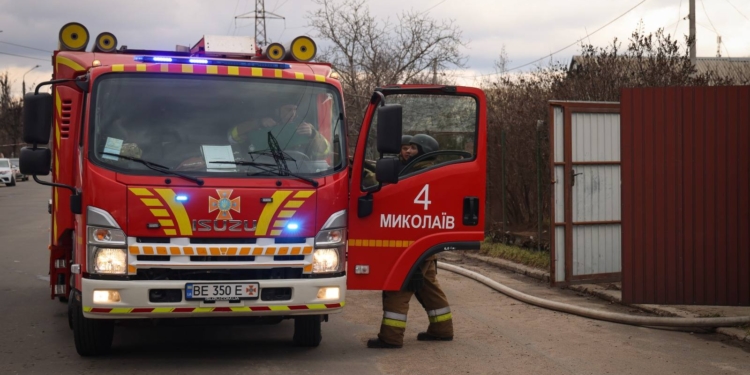 У Миколаєві рятувальники загасили пожежу після дронової атаки (ФОТО, ВІДЕО)
