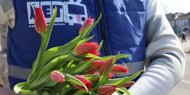 «Миколаївелектротранс» вітав своїх пасажирок зі святом (ФОТО)