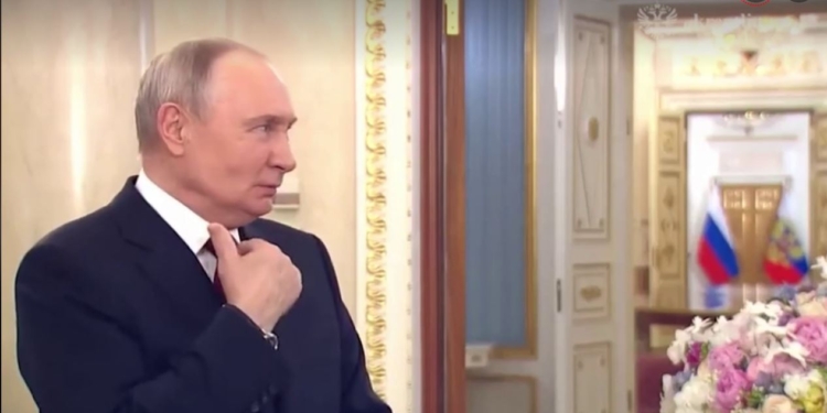 Перепились чи “забили” – Кремль випустив невідредаговане відео з кашлем Путіна (ВІДЕО)