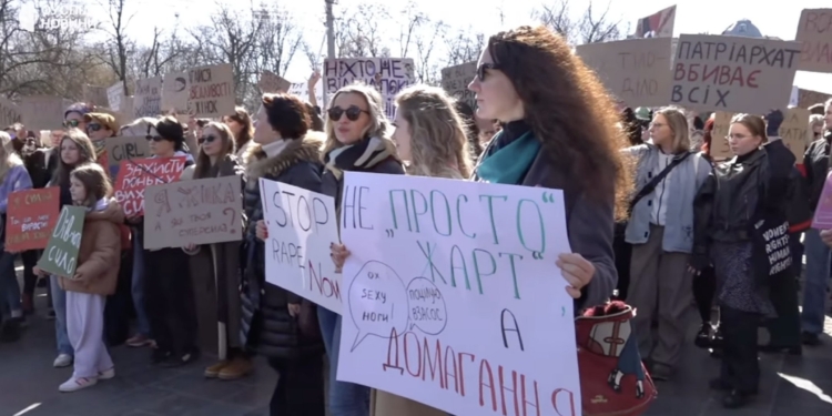 У Києві пройшов марш за права жінок (ФОТО, ВІДЕО)