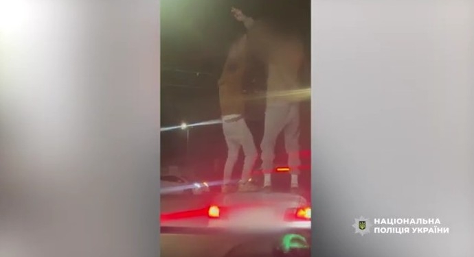 Поліція знайшла хуліганів, які 8 березня танцювали на багажнику автівки на проїзній частині проспекту в Миколаєві (ФОТО, ВІДЕО)