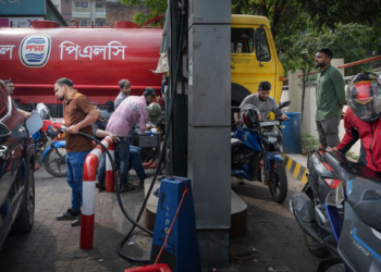 Енергетична криза накриває світ – де вже вимикають світло, де заправляють авто через день