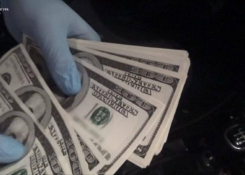 На Одещині затримали продавців-фальшивомонетників – за фальшиві $100 просили $30 справжніх (ФОТО)