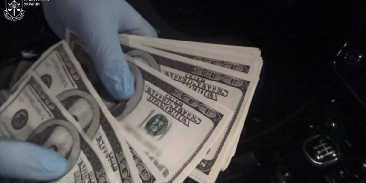 На Одещині затримали продавців-фальшивомонетників – за фальшиві $100 просили $30 справжніх (ФОТО)