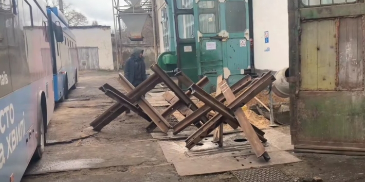 Укрзалізниця через суд витребувала у «Миколаївелектротрансу» 72 тонни сталевого брухту. «Миколаївелектротранс» подасть апеляцію, бо повертати нічого – це вже «їжаки» (ВІДЕО)