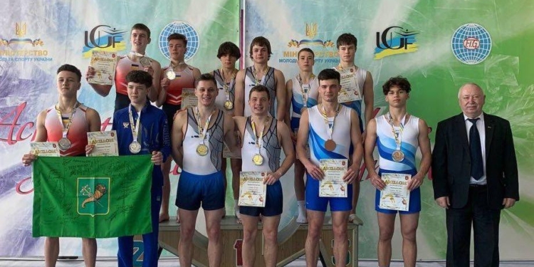 Чоловіча команда миколаївських акробатів – чемпіони зі стрибків на акробатичній доріжці