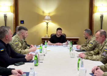 Зеленський в Саудівській Аравії зустрівся з нашими військовими, які вибудовують там систему ППО (ВІДЕО)