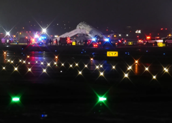 У Нью-Йорк літак з Канади протаранив пожежну машину – 2 пілоти загинули, 2 поліцейських поранені (ВІДЕО)