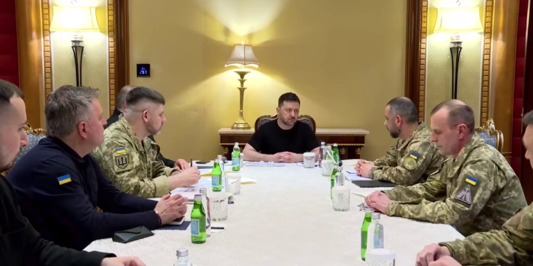 Зеленський в Саудівській Аравії зустрівся з нашими військовими, які вибудовують там систему ППО (ВІДЕО)