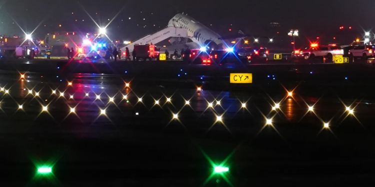 У Нью-Йорк літак з Канади протаранив пожежну машину – 2 пілоти загинули, 2 поліцейських поранені (ВІДЕО)