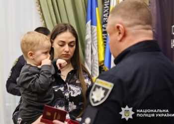 Начальник поліції Миколаївщини передав родині загиблого на фронті поліцейського державну нагороду (ФОТО, ВІДЕО)