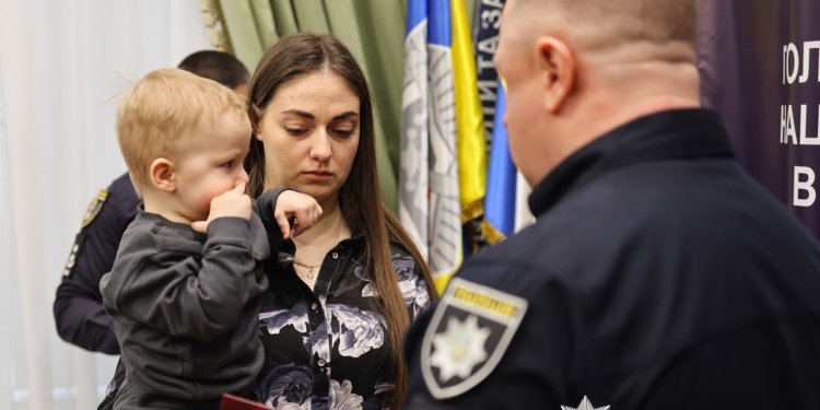 Начальник поліції Миколаївщини передав родині загиблого на фронті поліцейського державну нагороду (ФОТО, ВІДЕО)