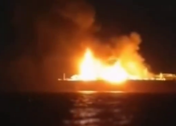 У Середземному морі горить російський газовоз, ймовірно атакований морськими дронами (ВІДЕО)