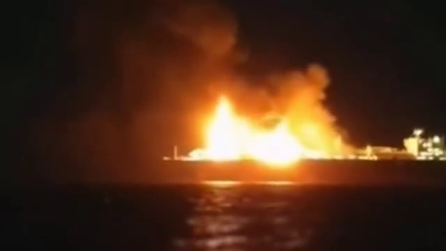 У Середземному морі горить російський газовоз, ймовірно атакований морськими дронами (ВІДЕО)