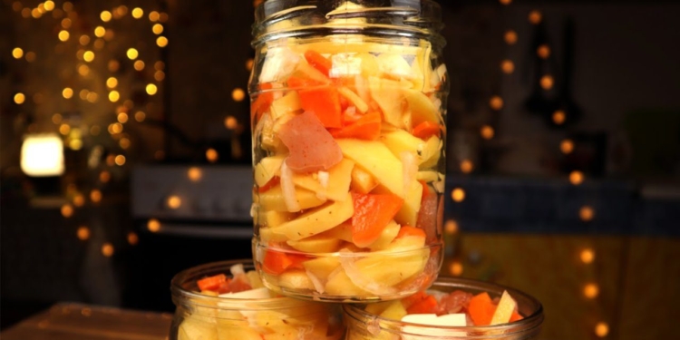 Картопля в банці – проста і смачна вечеря для холостяків, студентів і тих, кому ліньки